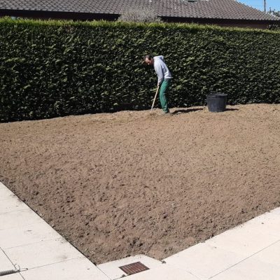 Un jardinier à Moudon qui travaille sur la terre